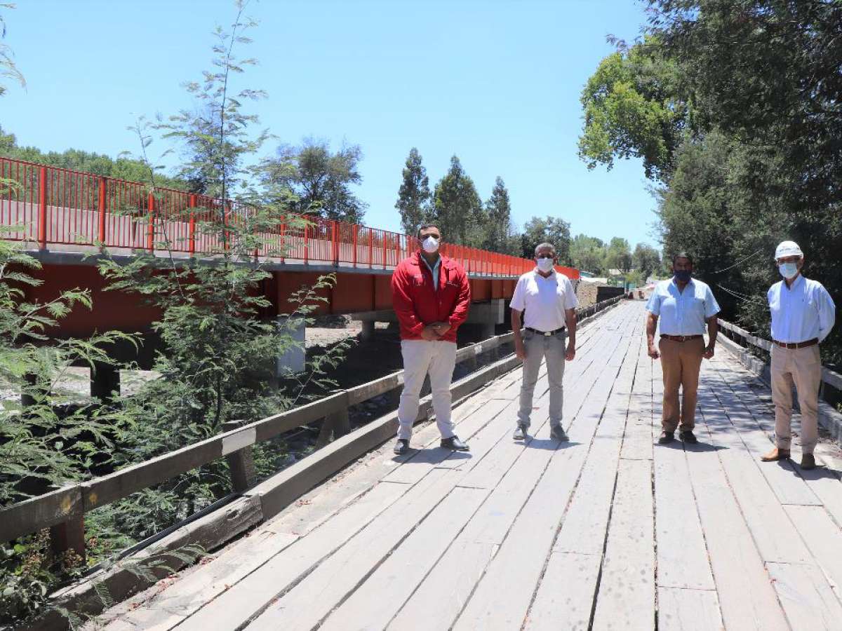 Dirigentes de uniones comunales de Pinto y Coihueco resaltan importancia de nuevo puente y piden cuidar la vieja estructura de madera