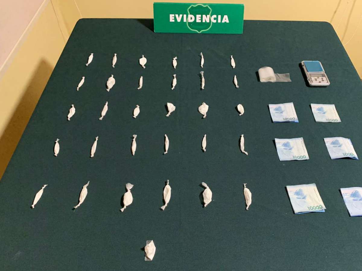 Carabineros detiene a individuo que comercializaba fármacos en la vía pública en Chillán y a otro en El Carmen por venta de Cocaína