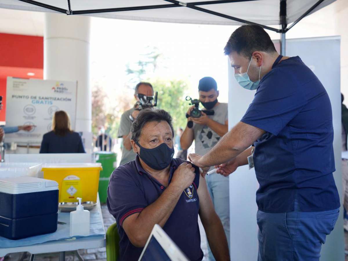 Bomberos y funcionarios de recolección de basura y aseo se suman a vacunación masiva en Ñuble