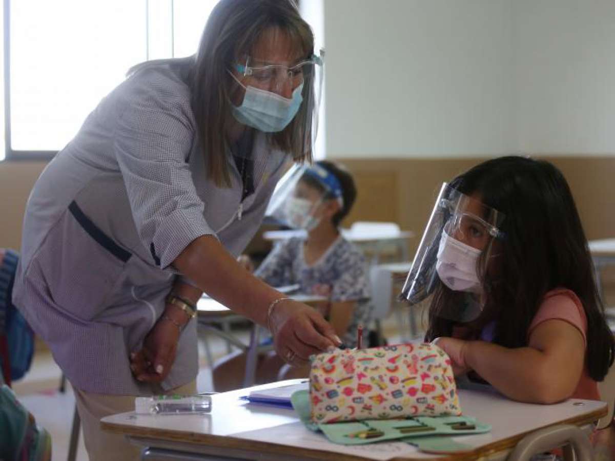 Este lunes inicia el proceso de vacunación de trabajadores de establecimientos educacionales