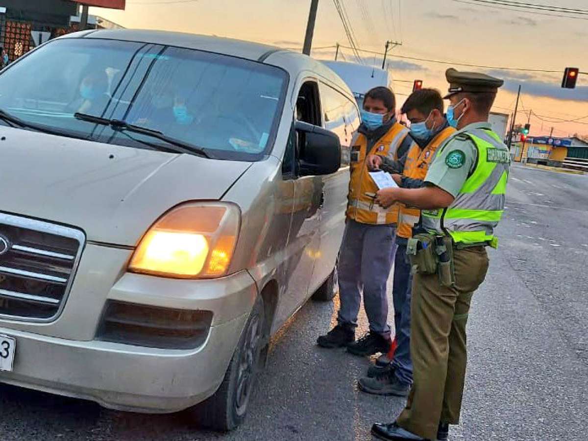 Carabineros y Transportes sacaron de circulación tres vehículos de traslado de temporeros y detuvieron a un conductor en Cachapoal