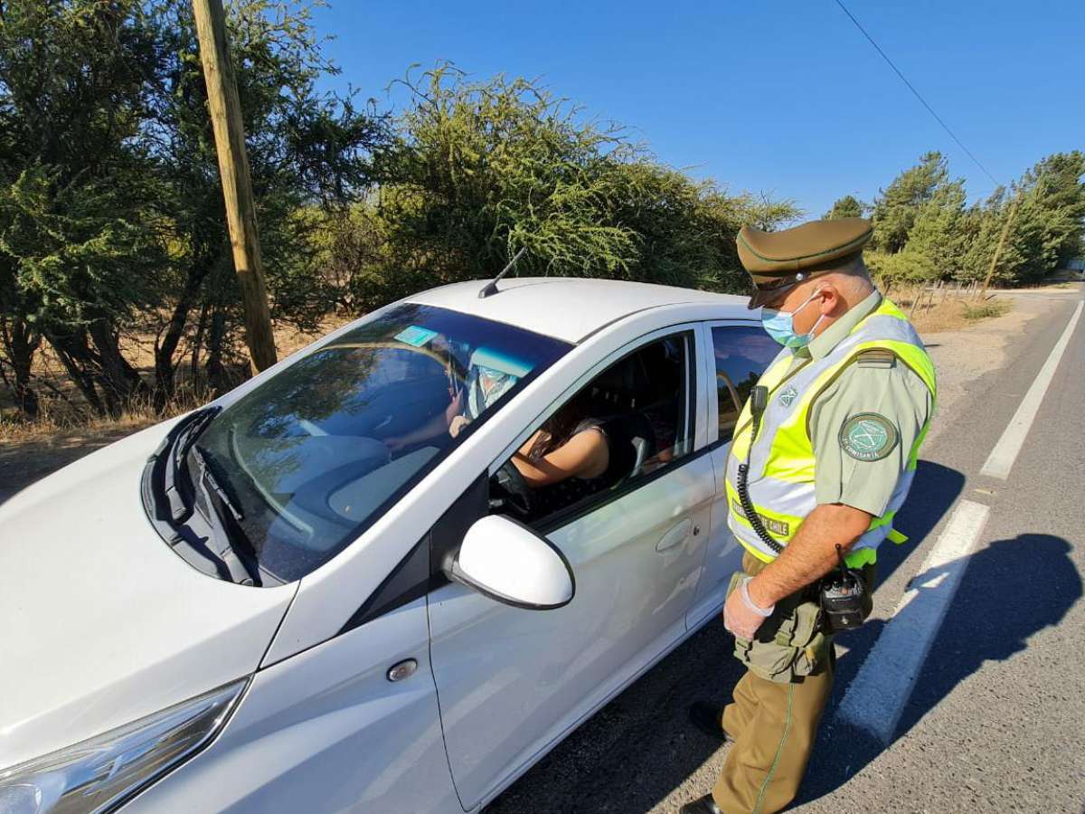 Carabineros registró 89 detenidos por incumplir medidas sanitarias y 135 infracciones por restricción vehicular en fin de semana