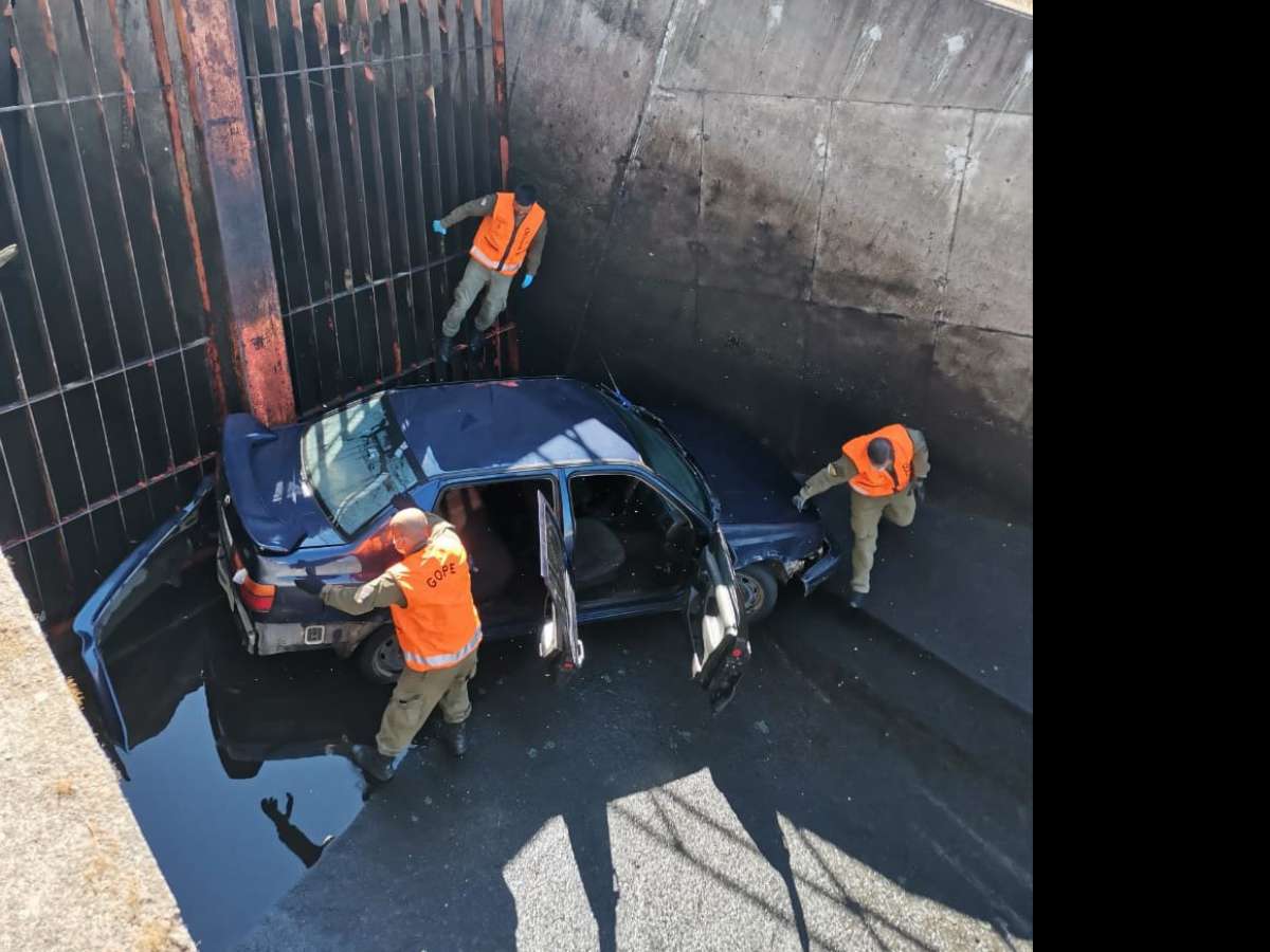 Carabineros del GOPE Ñuble rescató cuerpo de joven que cayó en su vehículo a un canal en El Carmen