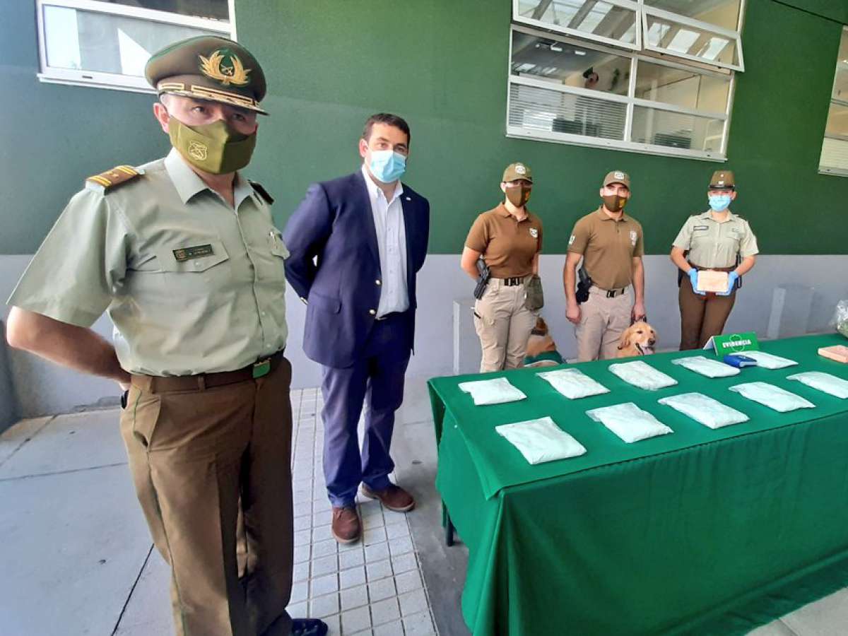 Carabineros del OS7 detuvo a pareja en control carretero y le incautó 13 kilos de cocaína y pasta base