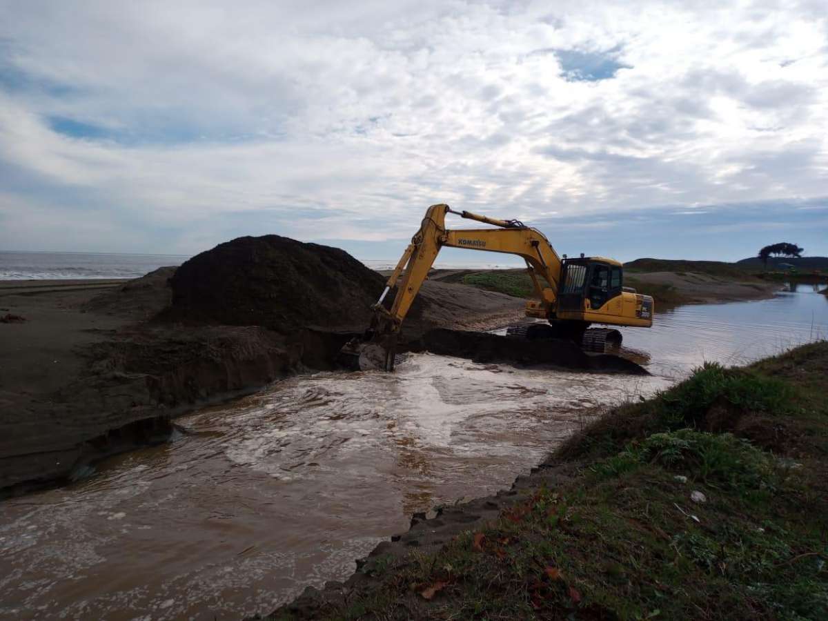 Con maquinaria pesada intervienen cauce del río Perales en Coelemu