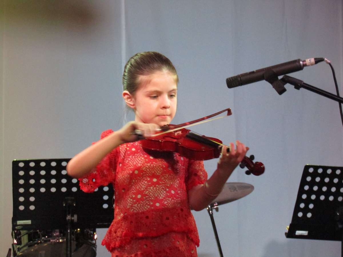 Violinistas de la Escuela Artística celebran  el Día de la Madre con muestras virtuales