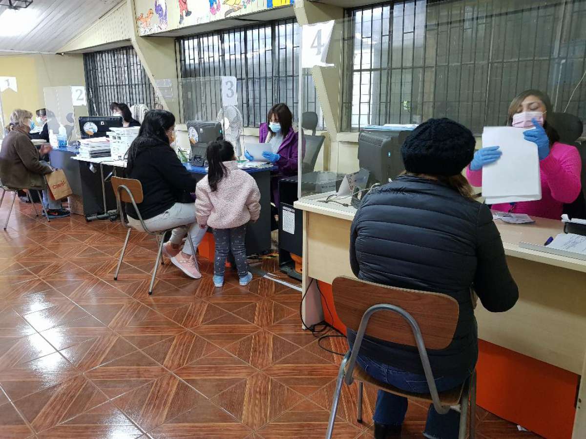 Cumpliendo al máximo los protocolos de salud, Dideco continúa la atención de público en la escuela Los Héroes