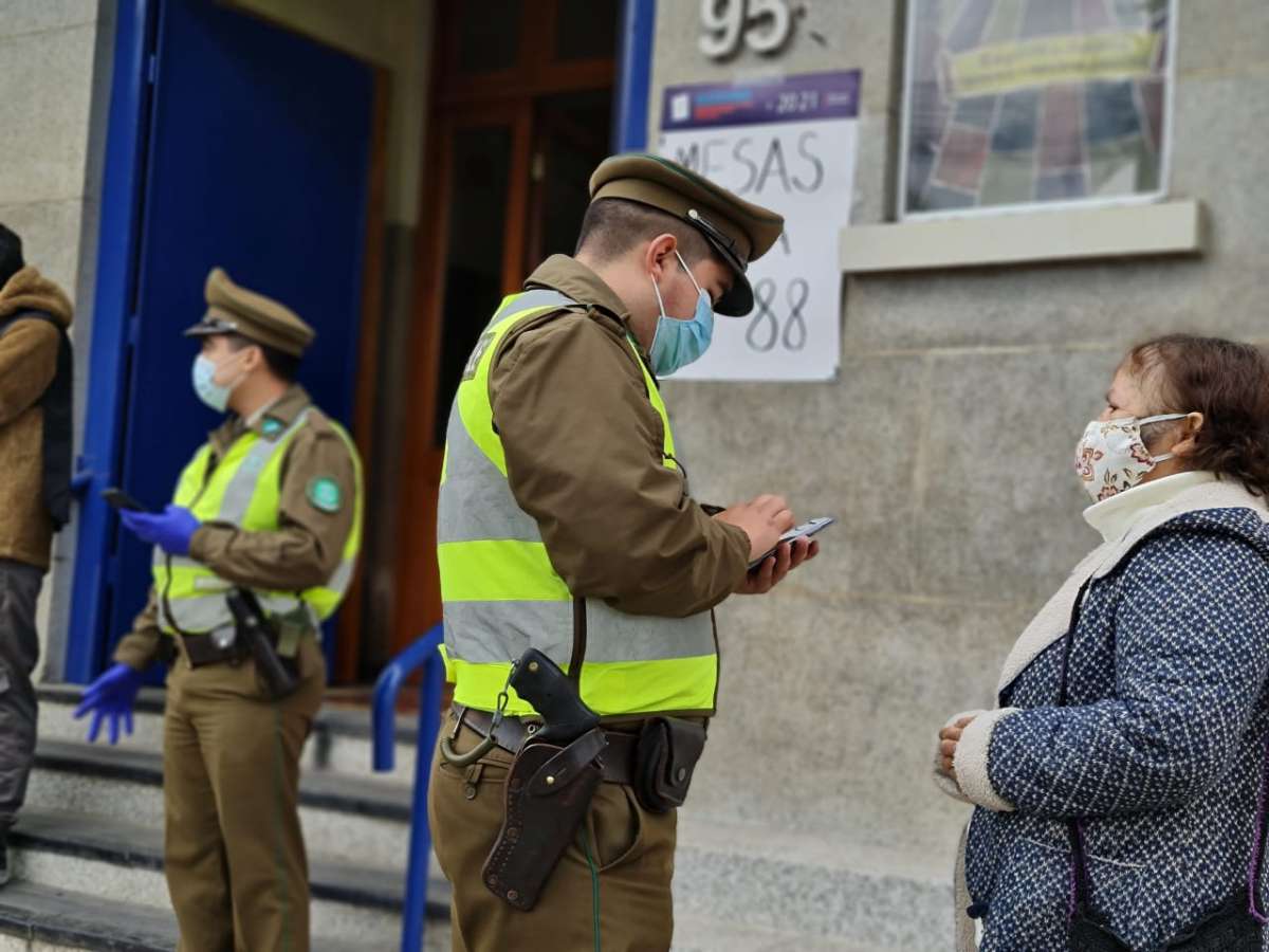 En los dos días del proceso electoral Carabineros detuvo a tres personas y cursó 23 infracciones en desarrollo de las votaciones