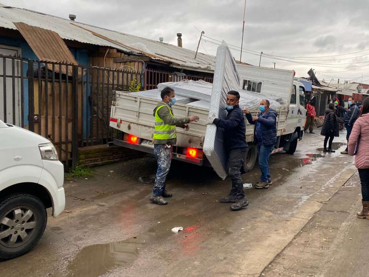 Municipio de Chillán entregó ayuda de emergencia a familias damnificadas por incendio de este jueves 