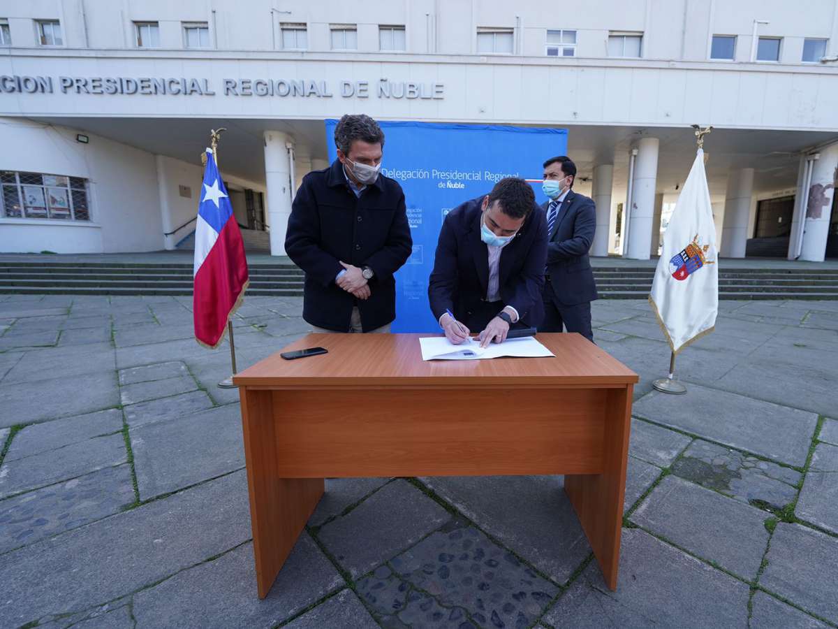 Delegado Presidencial firma alzamiento del terreno del Grupo Escolar para el Centro Teletón y Oncológico