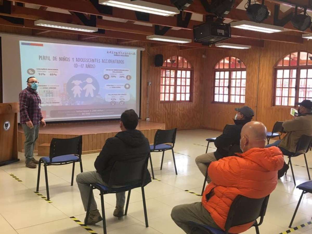 MTT realiza charla de seguridad vial para transportistas escolares en San Nicolás