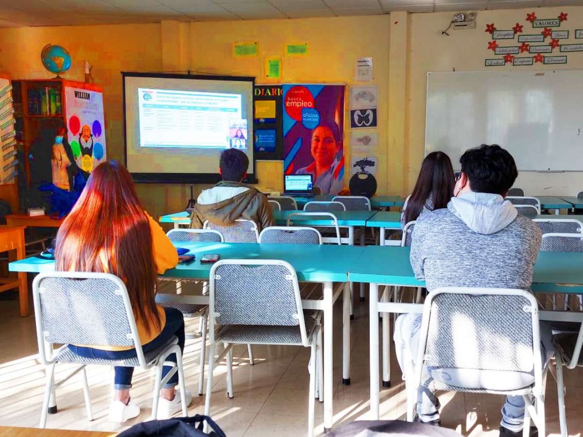 Cientos de estudiantes de enseñanza media reciben orientación para el trabajo y estudios superiores