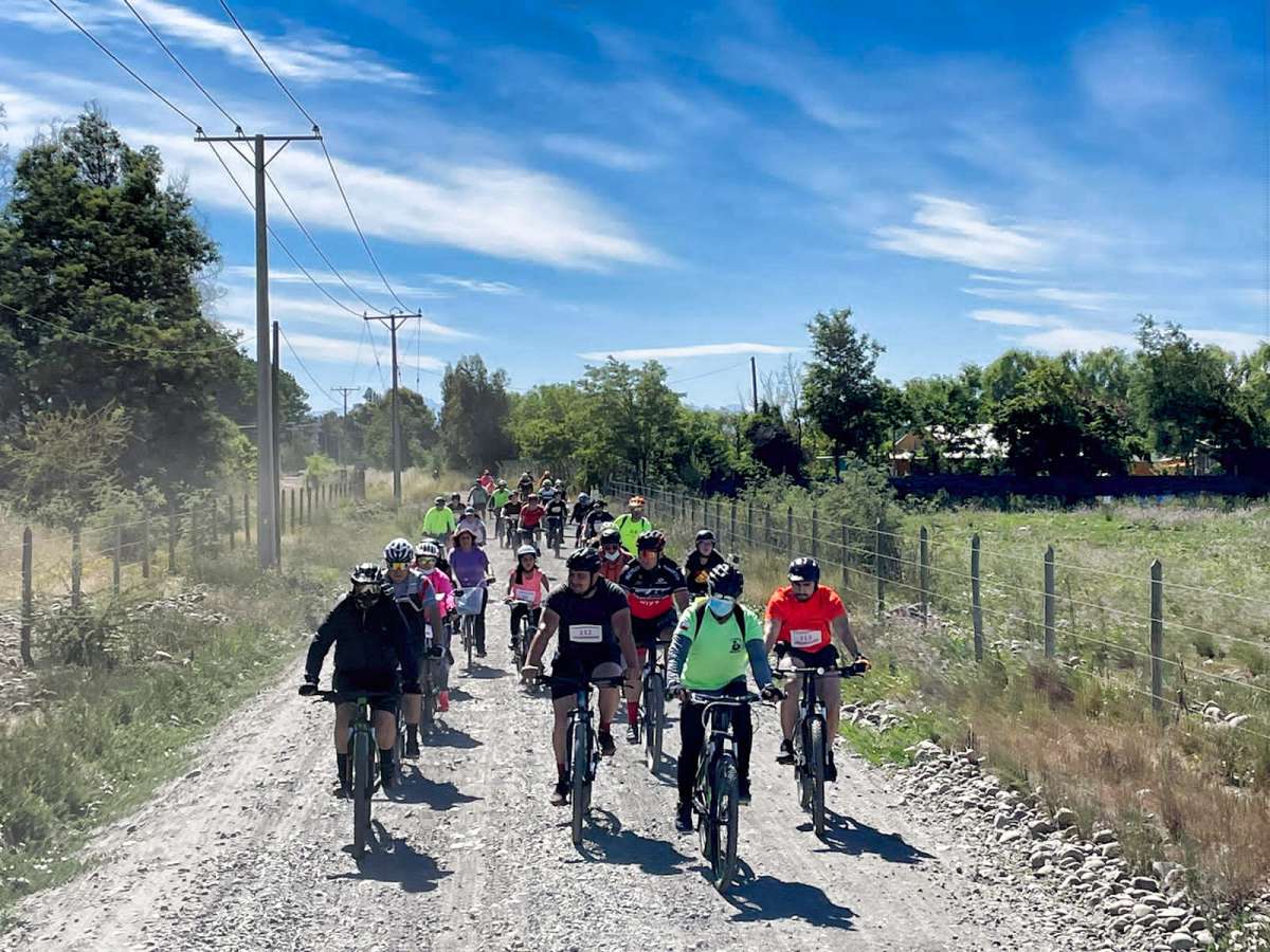 Un centenar de pedaleros animó la “Gran Cicletada Familiar Puente Ñuble”