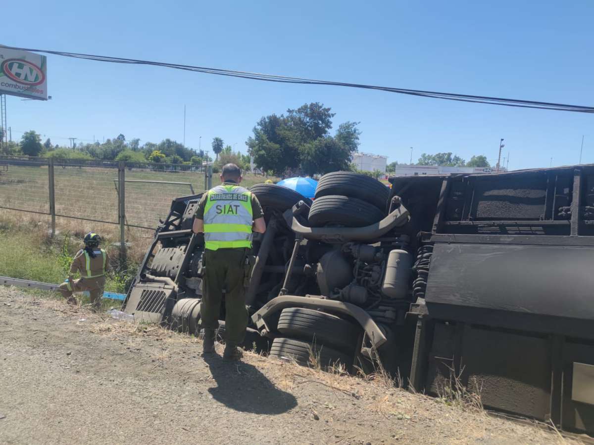 Carabineros de la SIAT Ñuble investiga causas del choque y volcamiento de un bus que dejó 2 fallecidos en Chillán Viejo