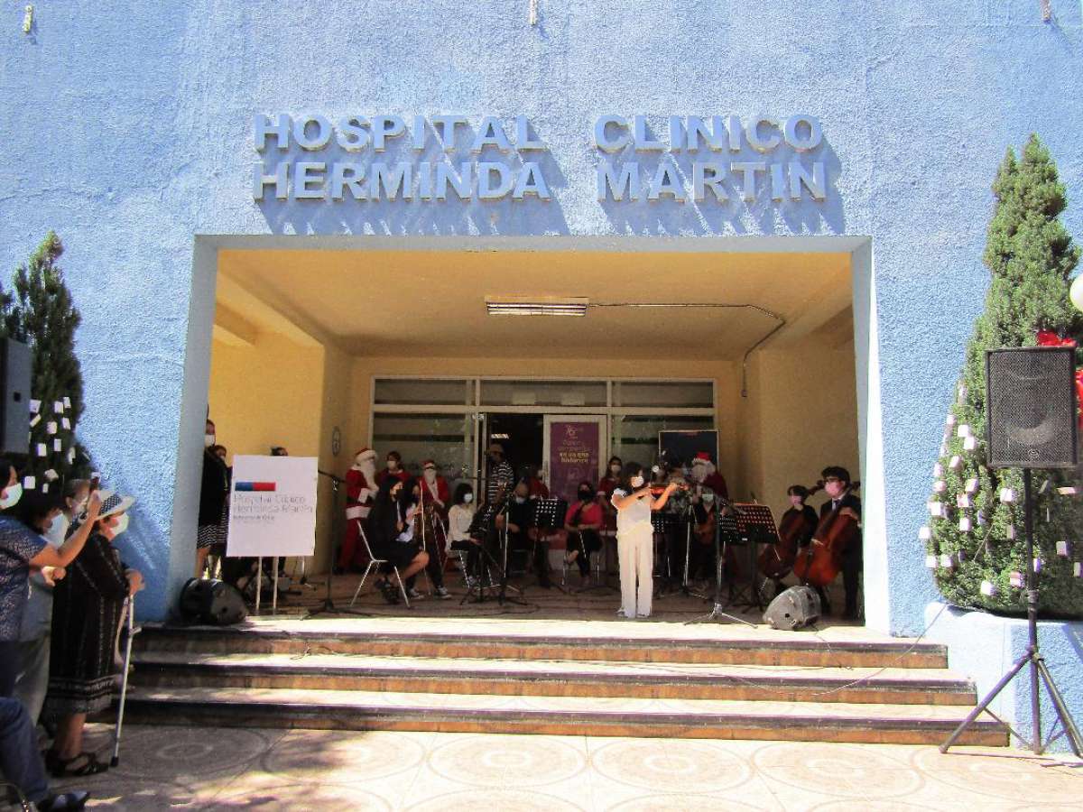 Orquesta de Escuela Artística tocó villancicos en el frontis del hospital