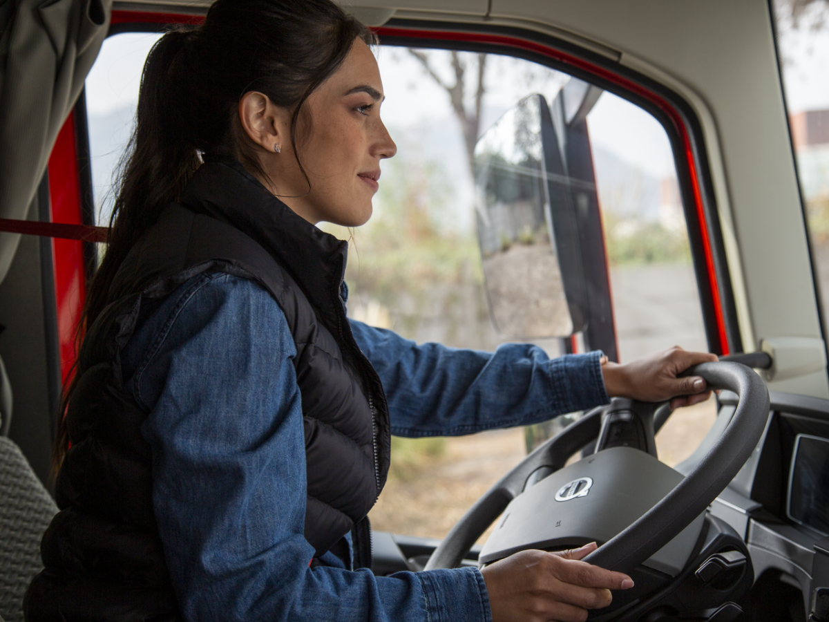 Inicia convocatoria a mujeres que deseen convertirse en conductoras profesionales de camiones