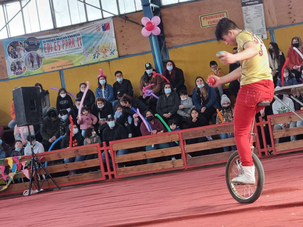 Más de 1.500 niños celebraron su día con doble función circense