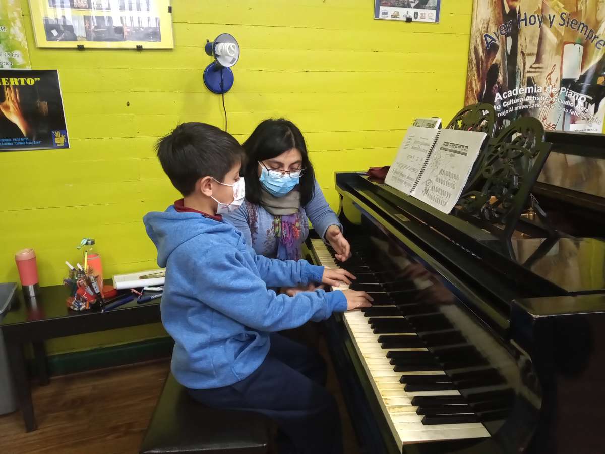 Escuela Artística incorpora a profesora  Wilma Alarcón para sus clases de piano