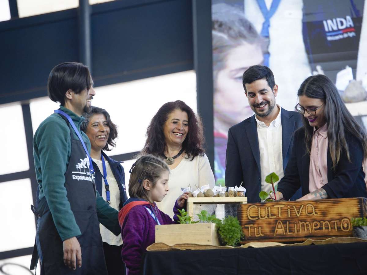 El campo llegó a la ciudad: con siembra simbólica y charquicanazo se inauguró la ExpoMundoRural