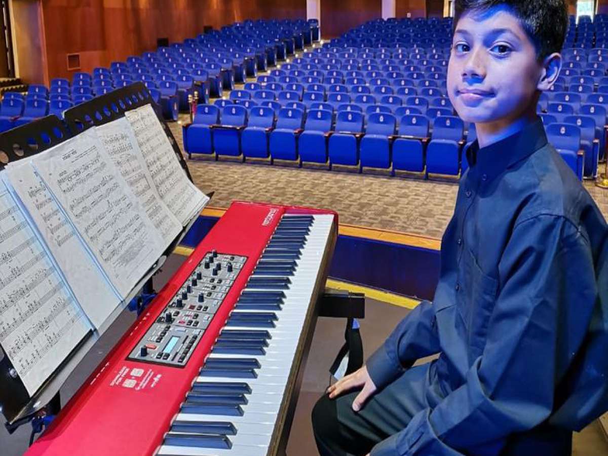 Pianistas de Escuela Artística buscan financiamiento para viajar a Colombia