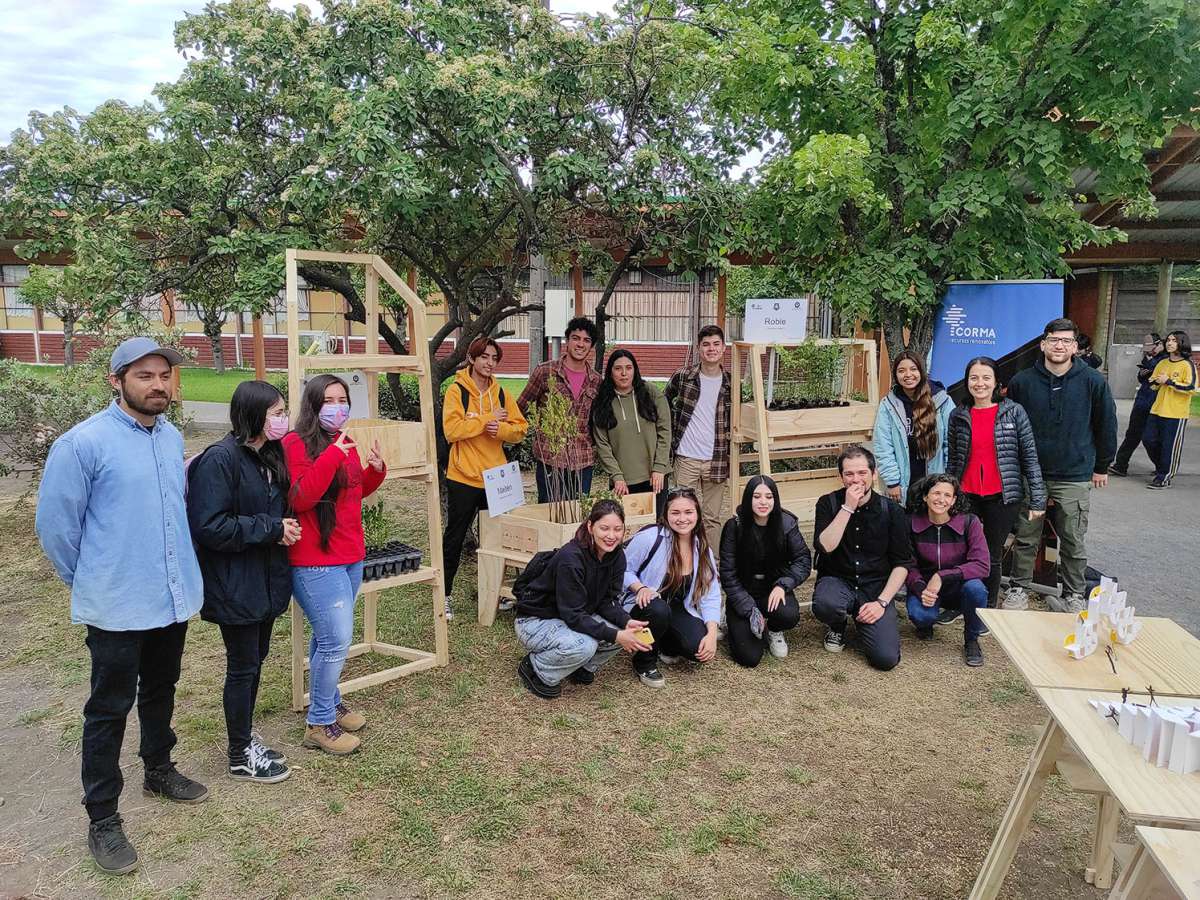 Estudiantes diseñan viveros y huertos verticales en madera para colegio rural