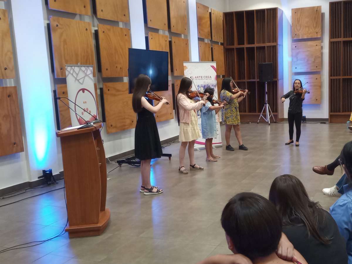Violinistas de la Escuela Artística tocaron en la inauguración de “Diversidad Articulada”