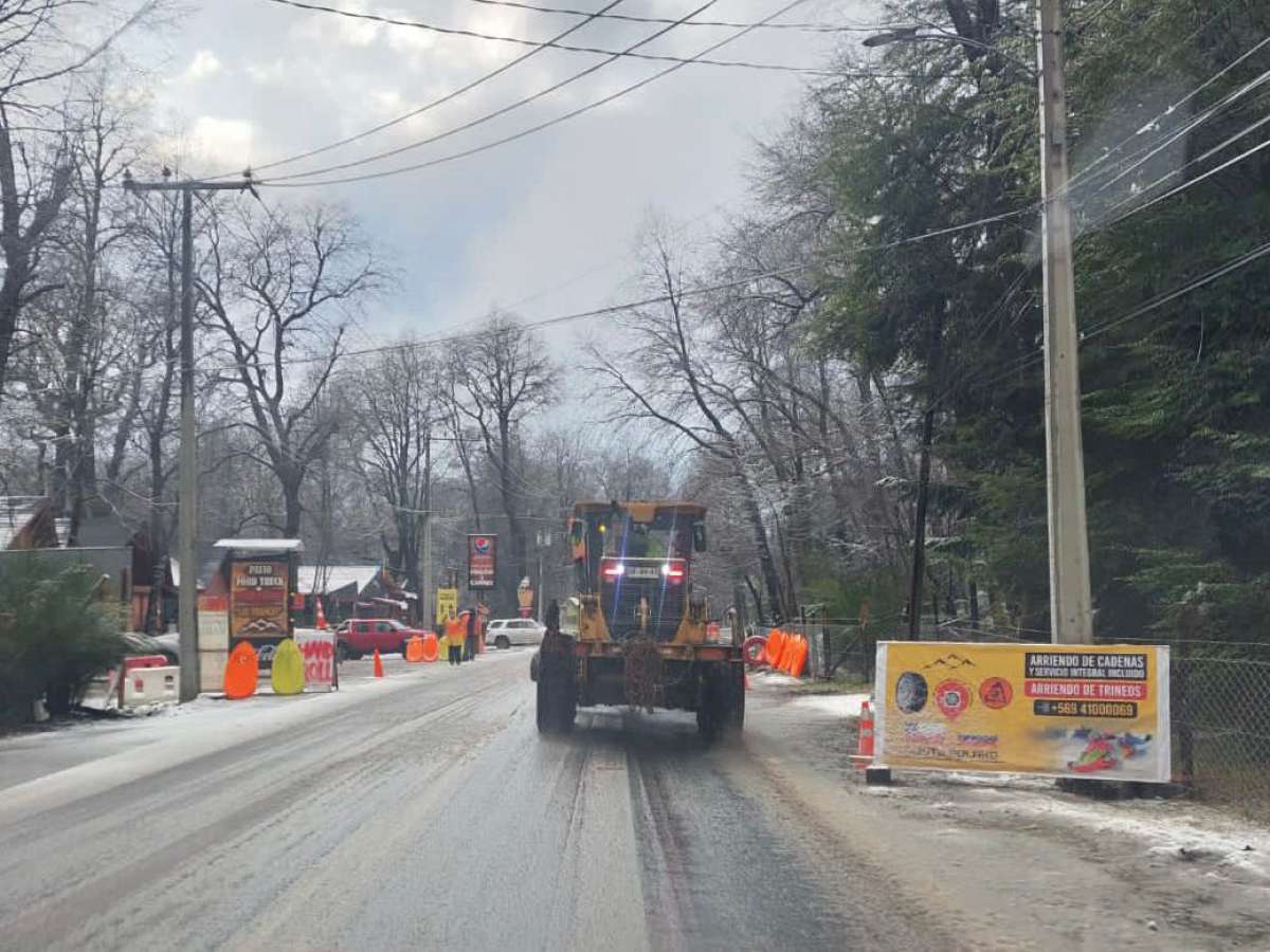 Vialidad despeja camino a las termas de Chillán ante caída de 22 cm de nieve