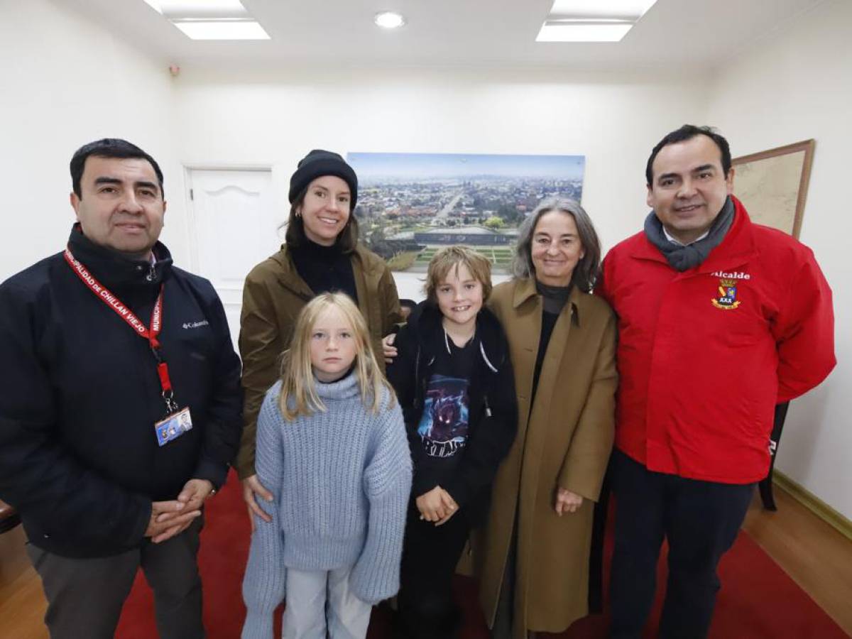 HIJA DE MARÍA MARTNER DONÓ BOCETOS ORIGINALES DEL MURAL DE  PIEDRA AL MUNICIPIO CHILLANVEJANO