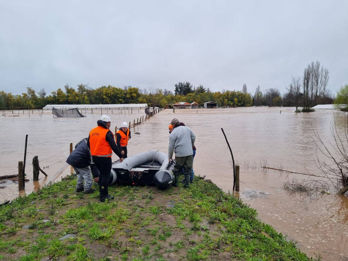 Carabineros del Grupo de Operaciones Especiales de Carabineros Ñuble rescató a adultos mayores aislados por crecida del río en Ñiquén