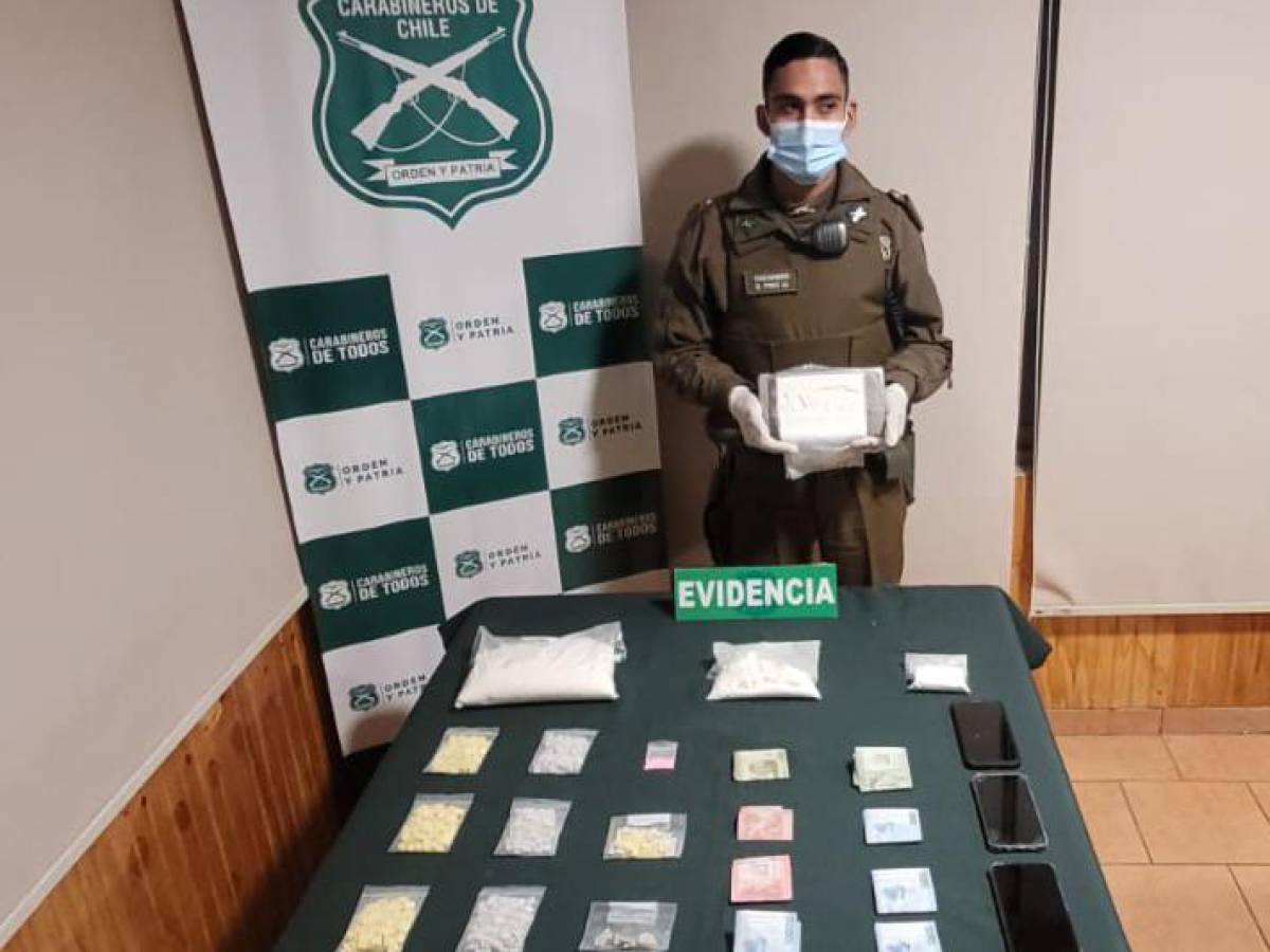 Carabineros del OS7 Ñuble detuvo por tráfico a 2 sujetos y les incautó más de 5 mil dosis de diversas drogas en peaje Santa Clara