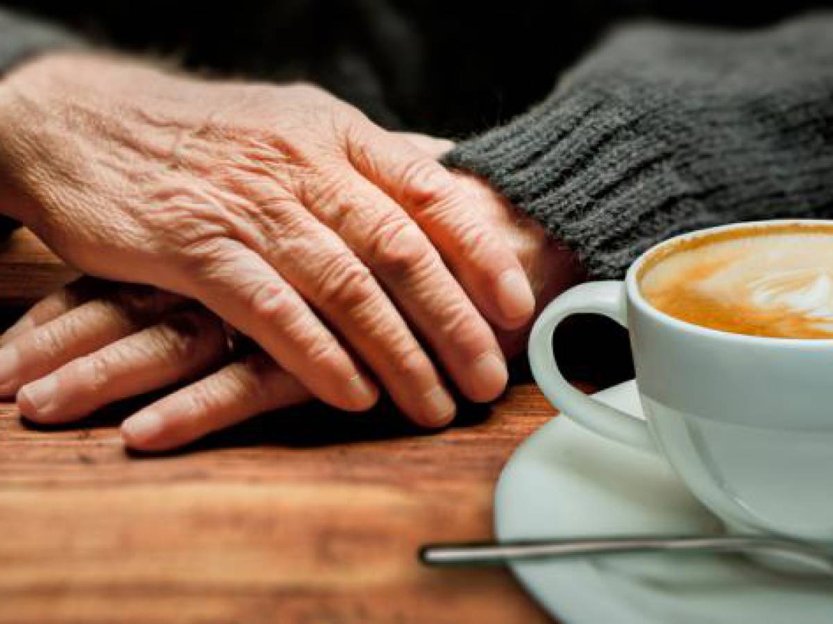 ¿Sabías que el café puede afectar la calidad del sueño de los adultos mayores?: 6 tips para consumirlo sin problemas