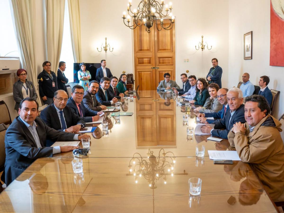 Gobernador Crisóstomo y alcaldes de Ñuble llegan a La Moneda para agilizar la reconstrucción de la región
