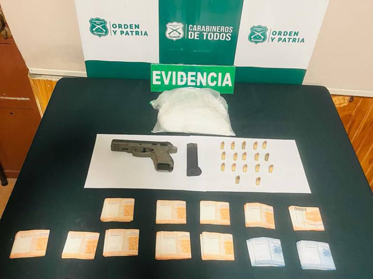 Carabineros del OS7 Ñuble detuvo a dos personas que circulaban con droga y armamento en Pemuco. Se les incautó más de 2 mil dosis de cocaína