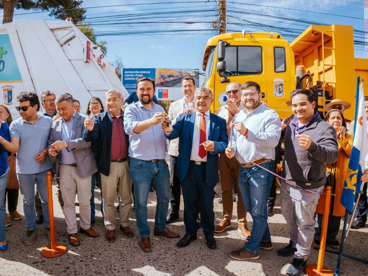 Entregan en Quirihue camión recolector de residuos domiciliarios e inauguran dos semáforos