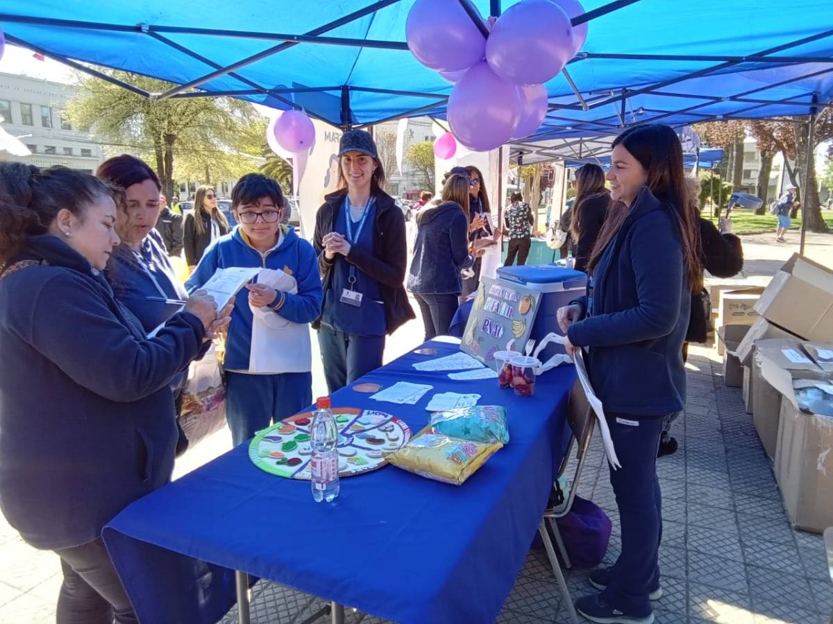 En El marco del Dia Mundial de la Alimentación DESAMU Chillán y Seremía de Salud desarrollaron feria informativa en la plaza de armas