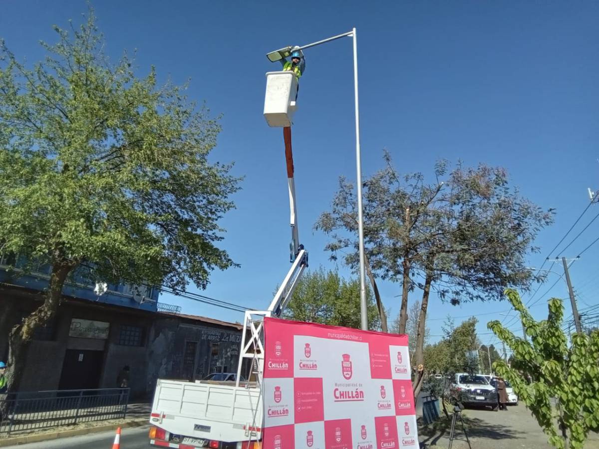 En la intersección de las venidas Sepúlveda Bustos y Martin Ruiz de Gamboa se inició programa de recambio de luminarias de sodio a tecnología Led en Chillán