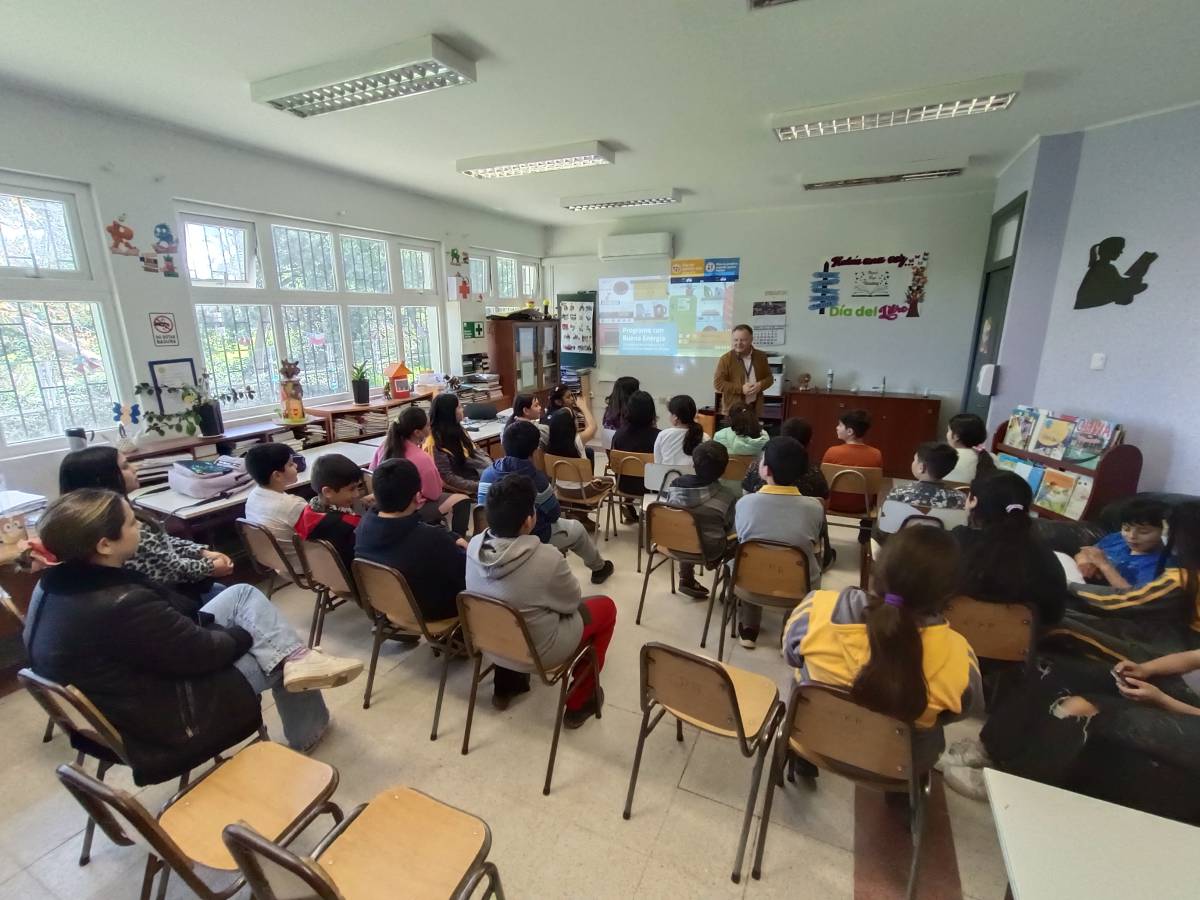 Estudiantes de la Escuela Batalla el Roble de Bulnes participaron de charla sobre Eficiencia Energética