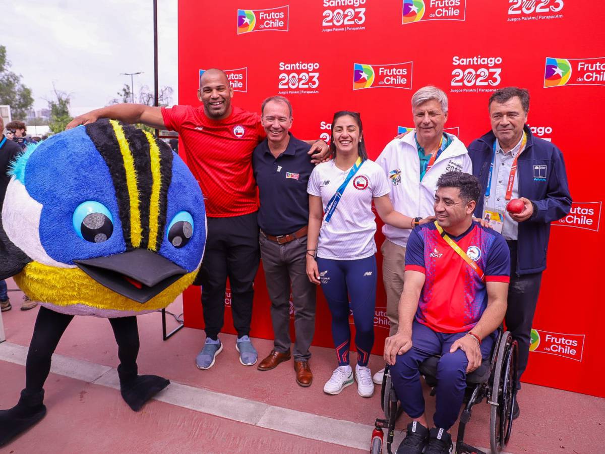 Ministro Valenzuela junto a frutas de Chile incentivan consumo de frutas en el marco de los Juegos Parapanamericanos