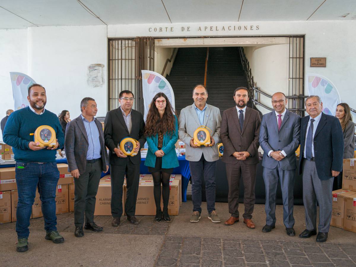 Establecimientos educacionales de cuatro comunas reciben desfibriladores gracias al apoyo del Gobierno Regional