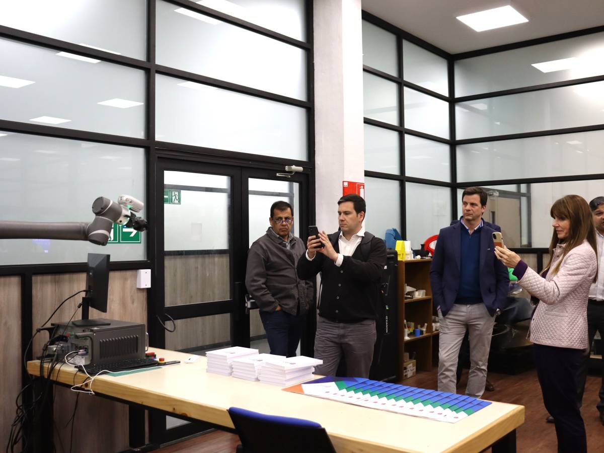 Círculo de Innovación de ICARE visitó laboratorios de fabricación del Centro para la Industria 4.0 Udec