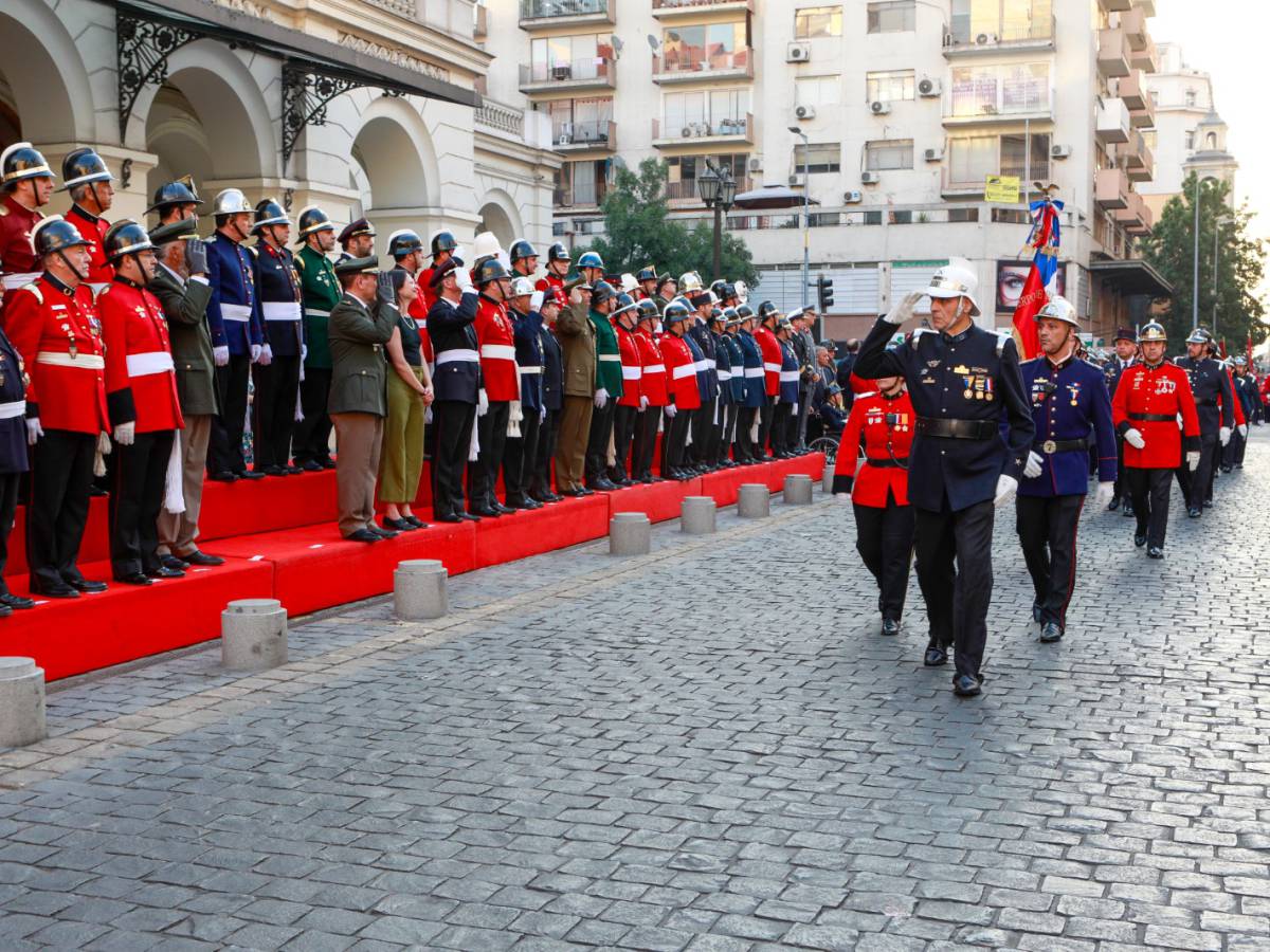 Bomberos de Santiago celebra su 160° aniversario con homenajes a sus miembros más antiguos y a voluntario herido en incendio en Las Condes