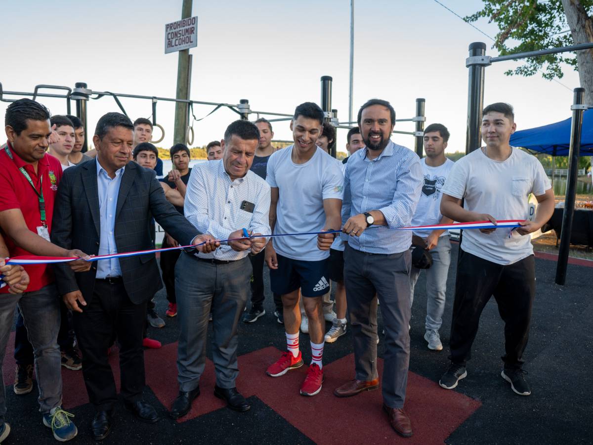 Quillón suma nuevo espacio deportivo al inaugurar parque de calistenia   