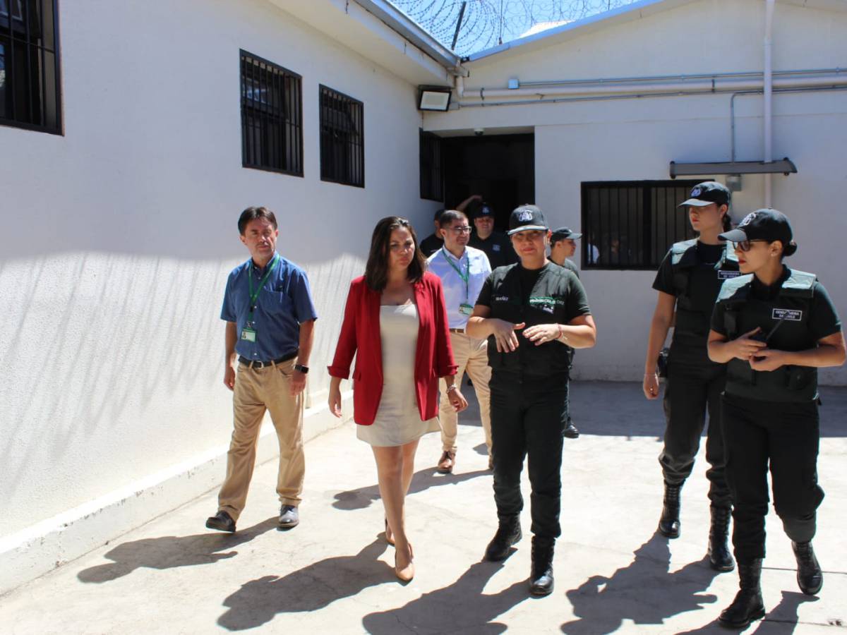 Seremi de justicia visita el nuevo centro penitenciario femenino de Bulnes, tras traslado de internas.