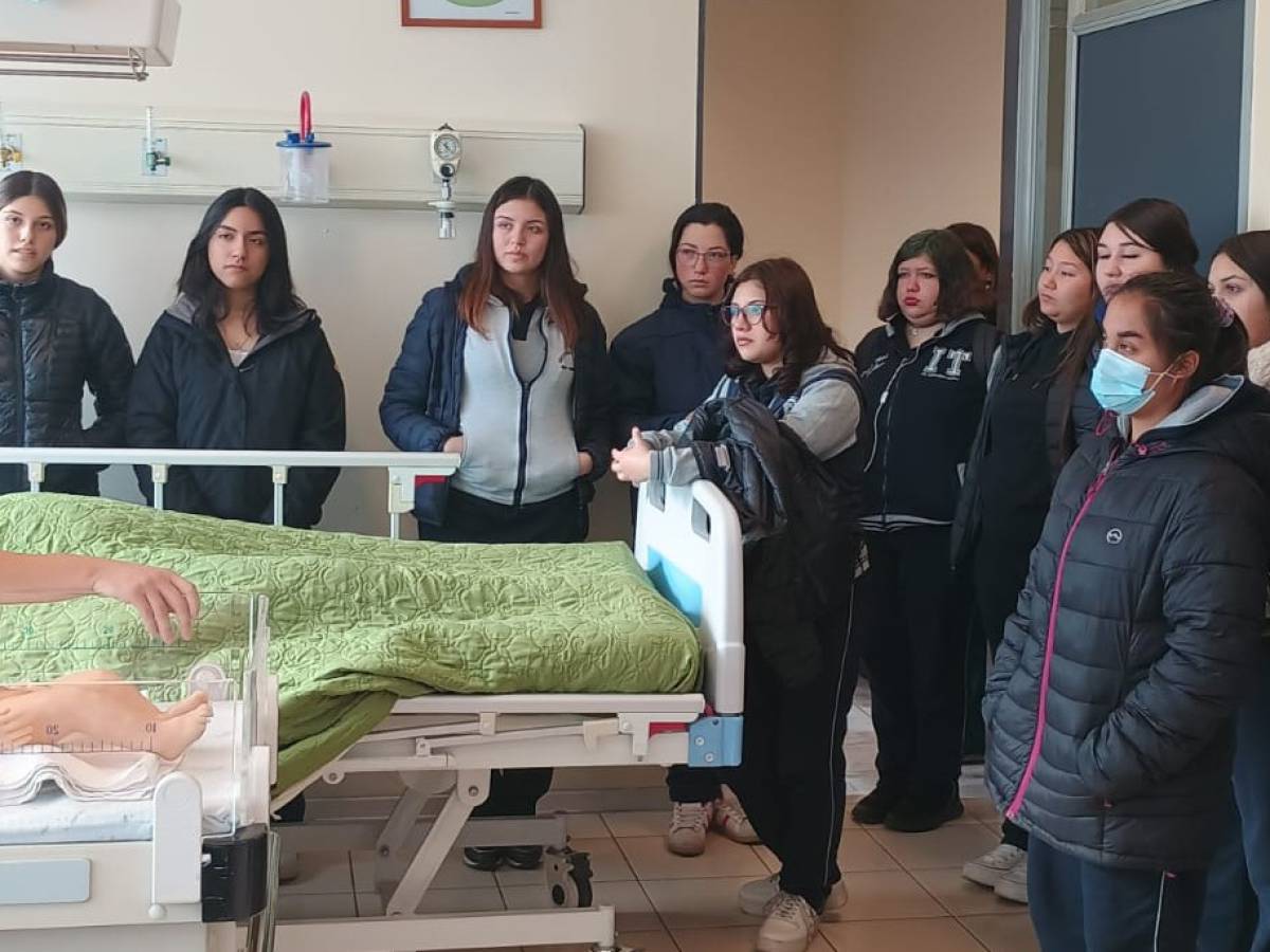 Estudiantes del Liceo Mabel Condemarin vivieron la experiencia de ser  Tomasinos por un día