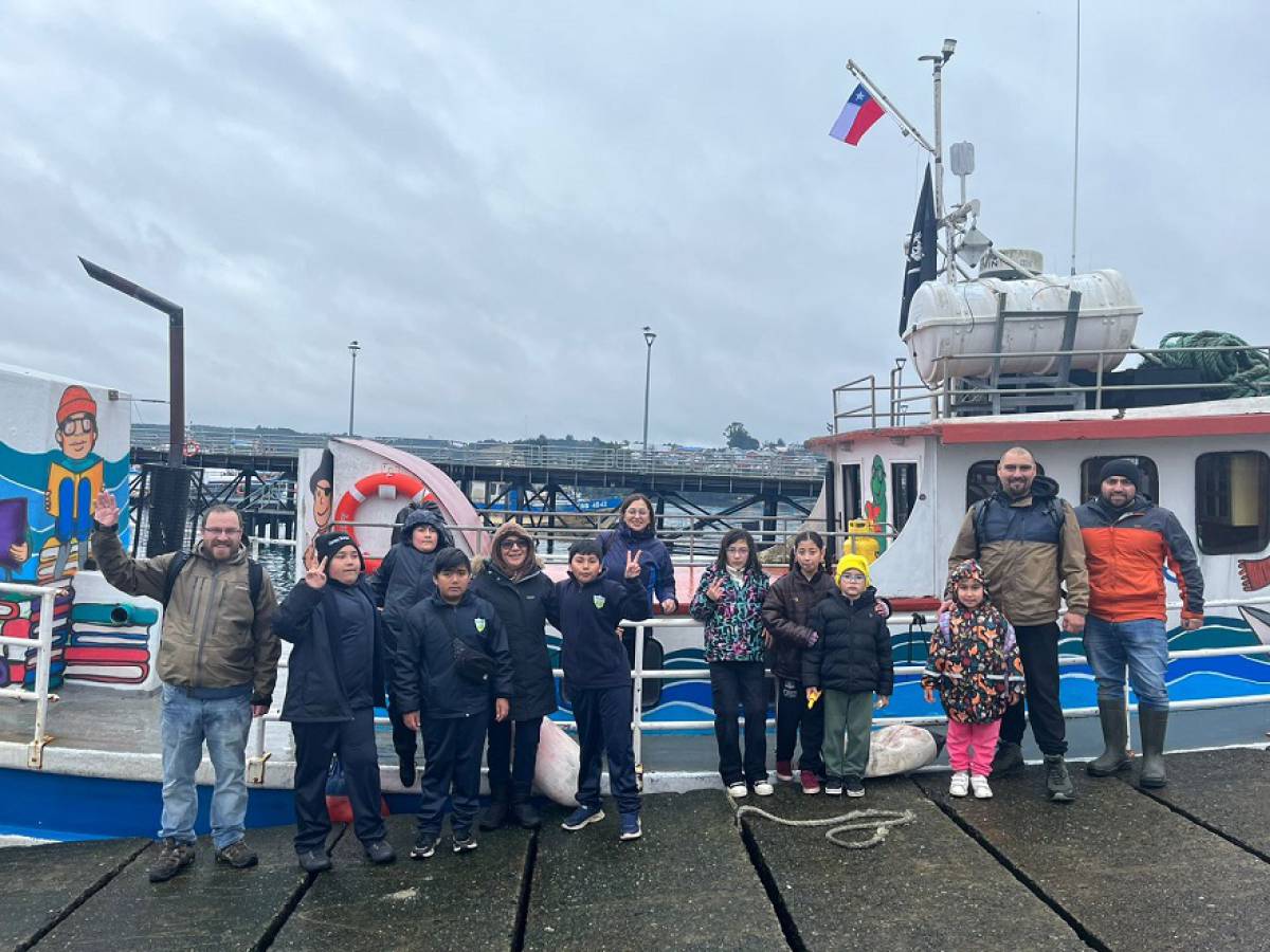 Bibliolancha en Chiloé y los bosques azules: Navegando en una aventura educativa por los mares de Quemchi