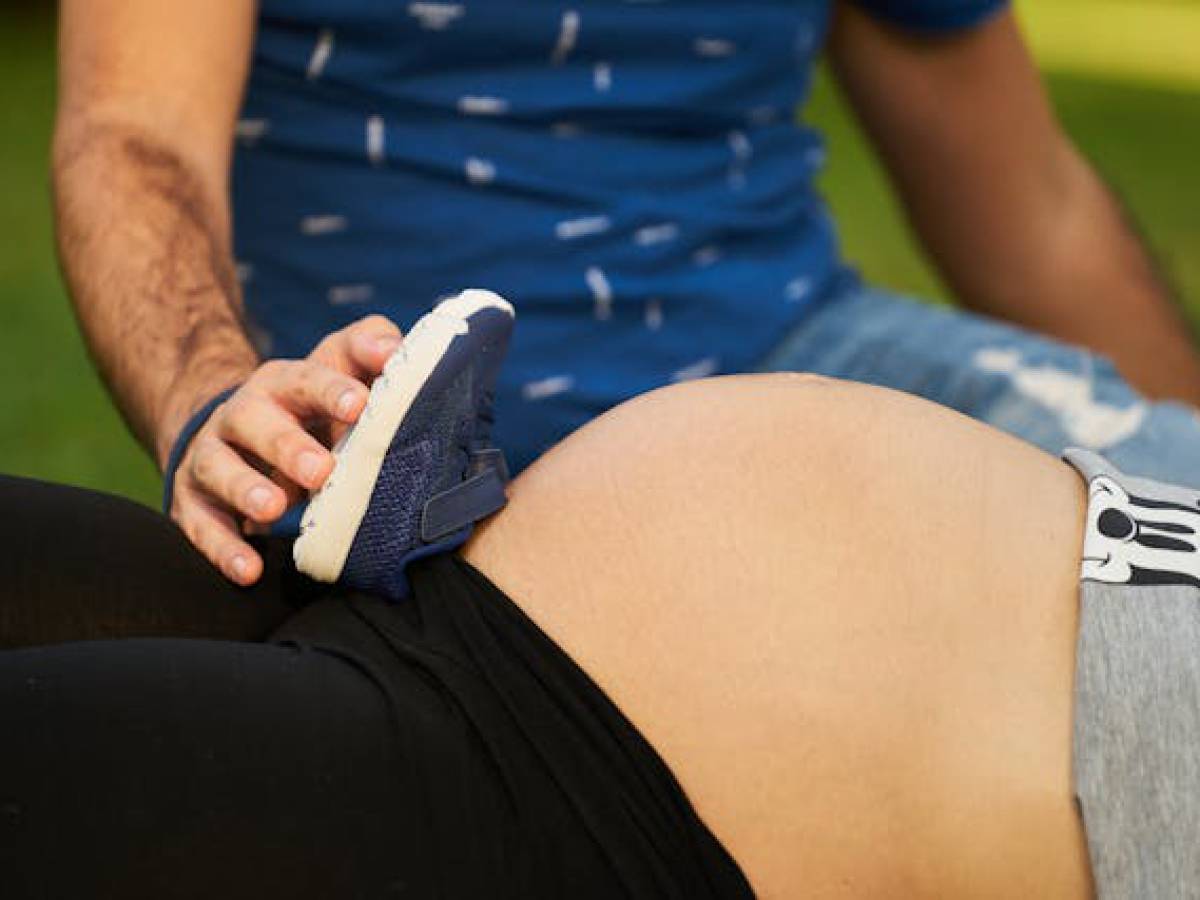 Hombres que sueñan con ser padres: Como los apoya la reproducción asistida 