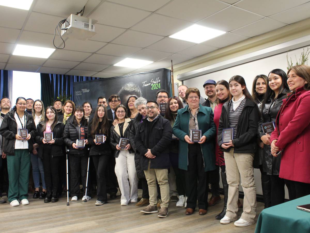Instituciones Santo Tomás reconocen a 17 Estudiantes Sello 2024  inspirados en Marie Curie