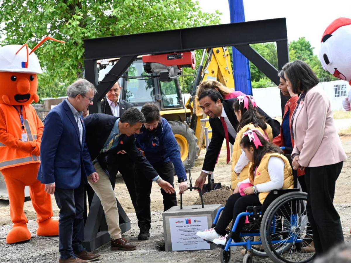 Primera piedra del Instituto Teletón de Chillán es colocada con presencia presidencial.