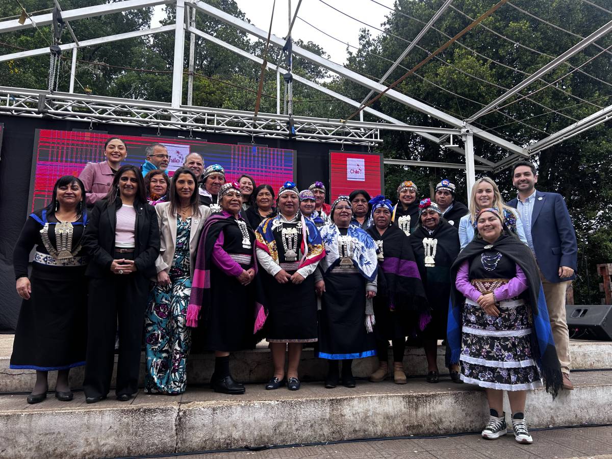 Tejedoras mapuches entregan el Manto de Chile para participación en Expo Osaka 2025