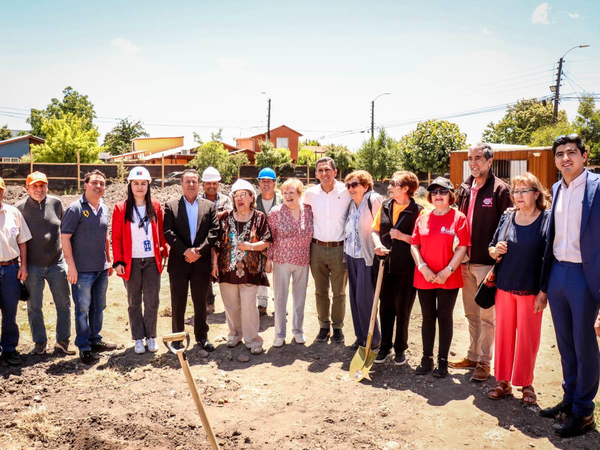 Colocan 1° Piedra del Centro del Adulto Mayor de Sarita Gajardo